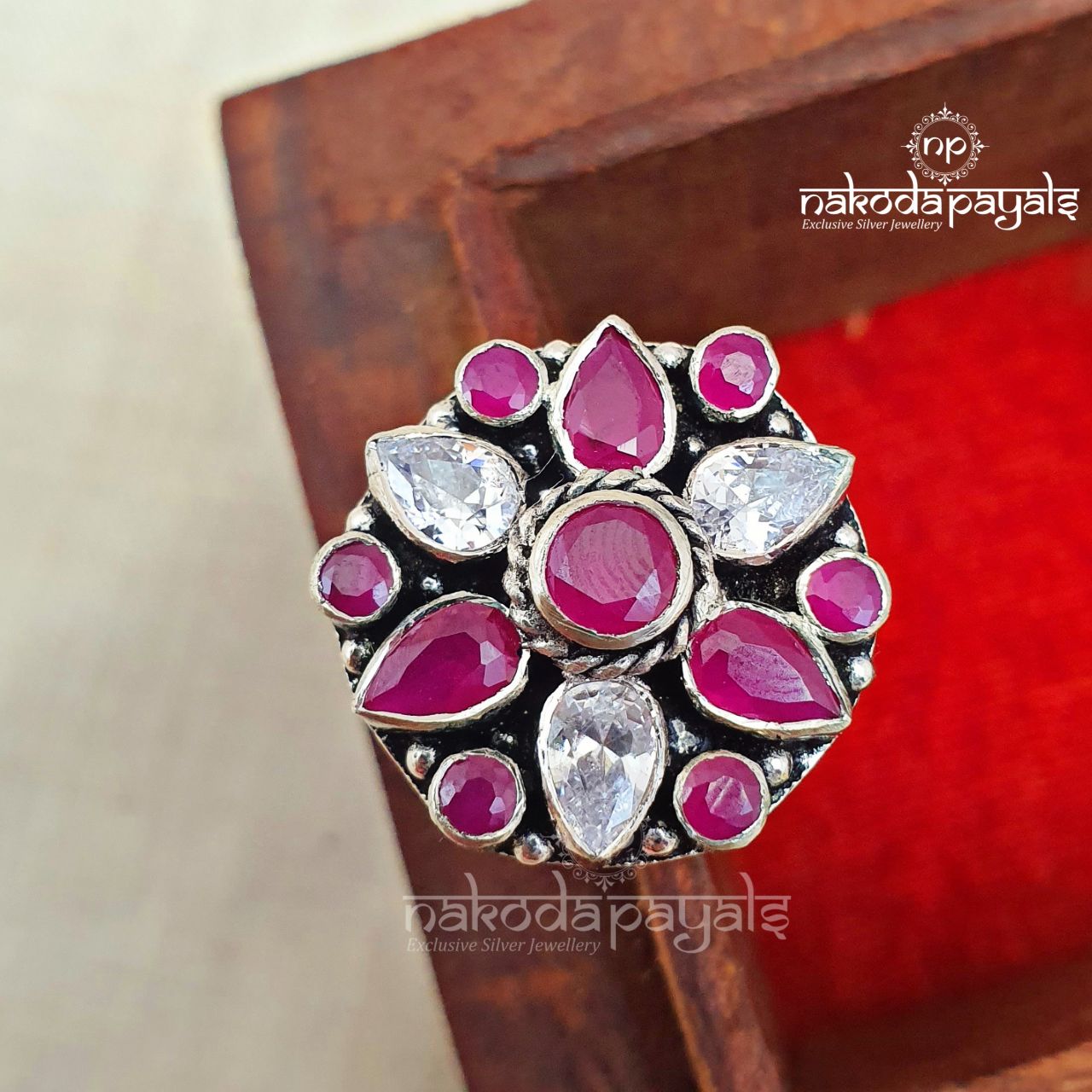 Smashing Cutstone Finger Ring