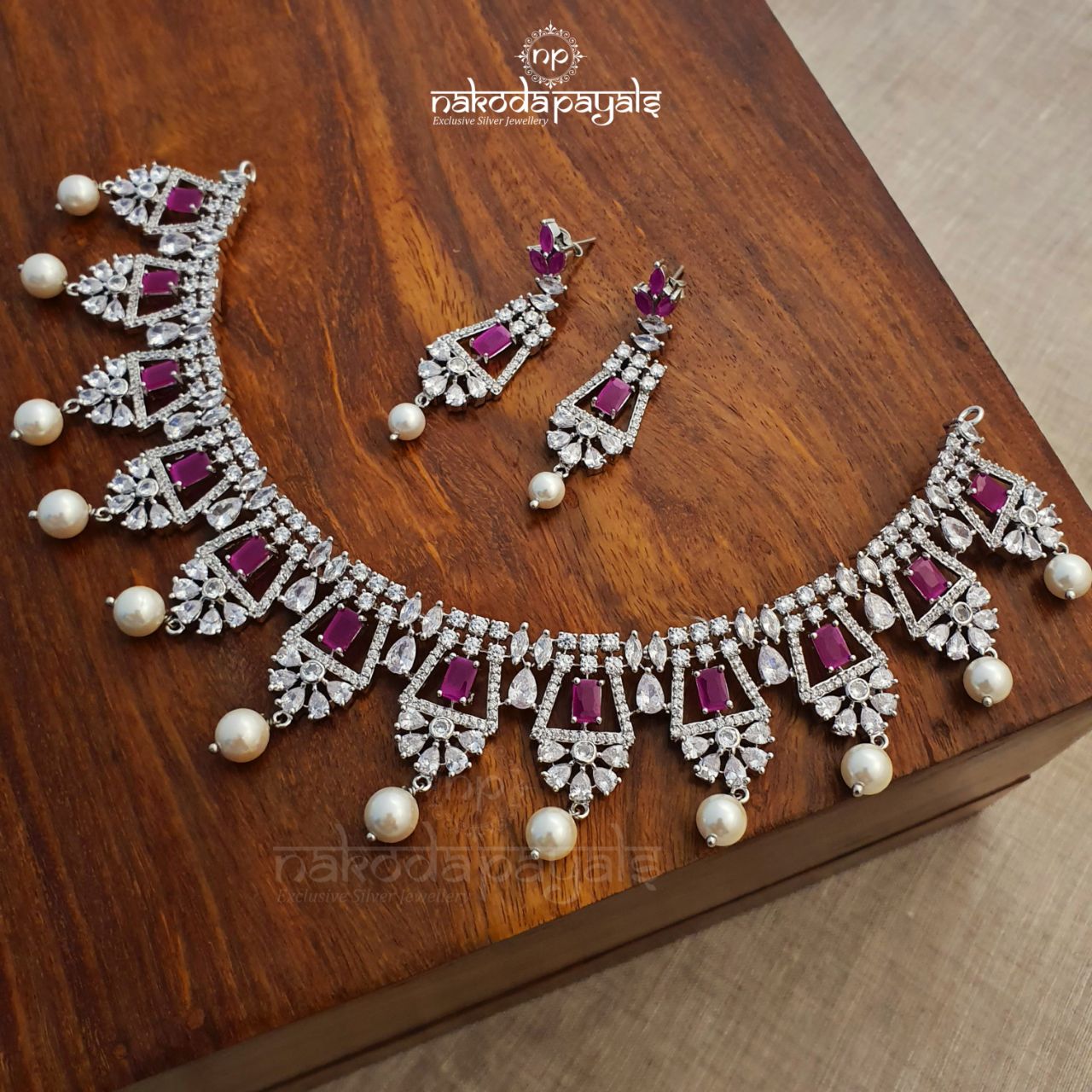 Sharp Zircons Short Neckpiece With Earrings