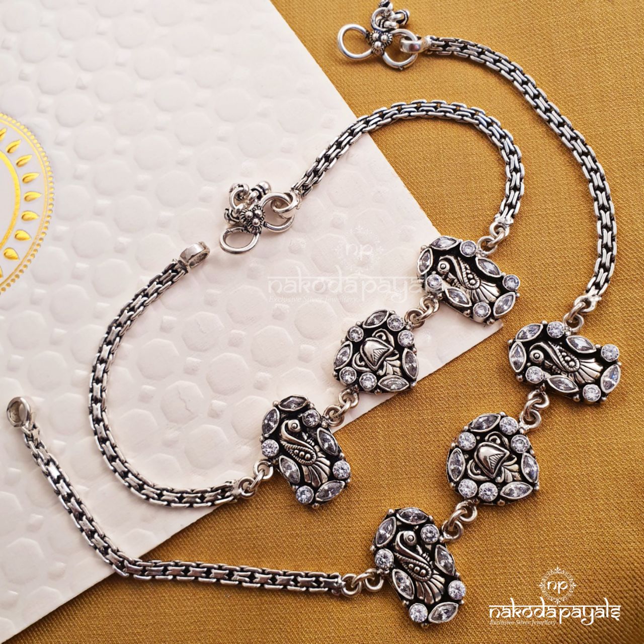 Atypical Triple Pendant Anklets