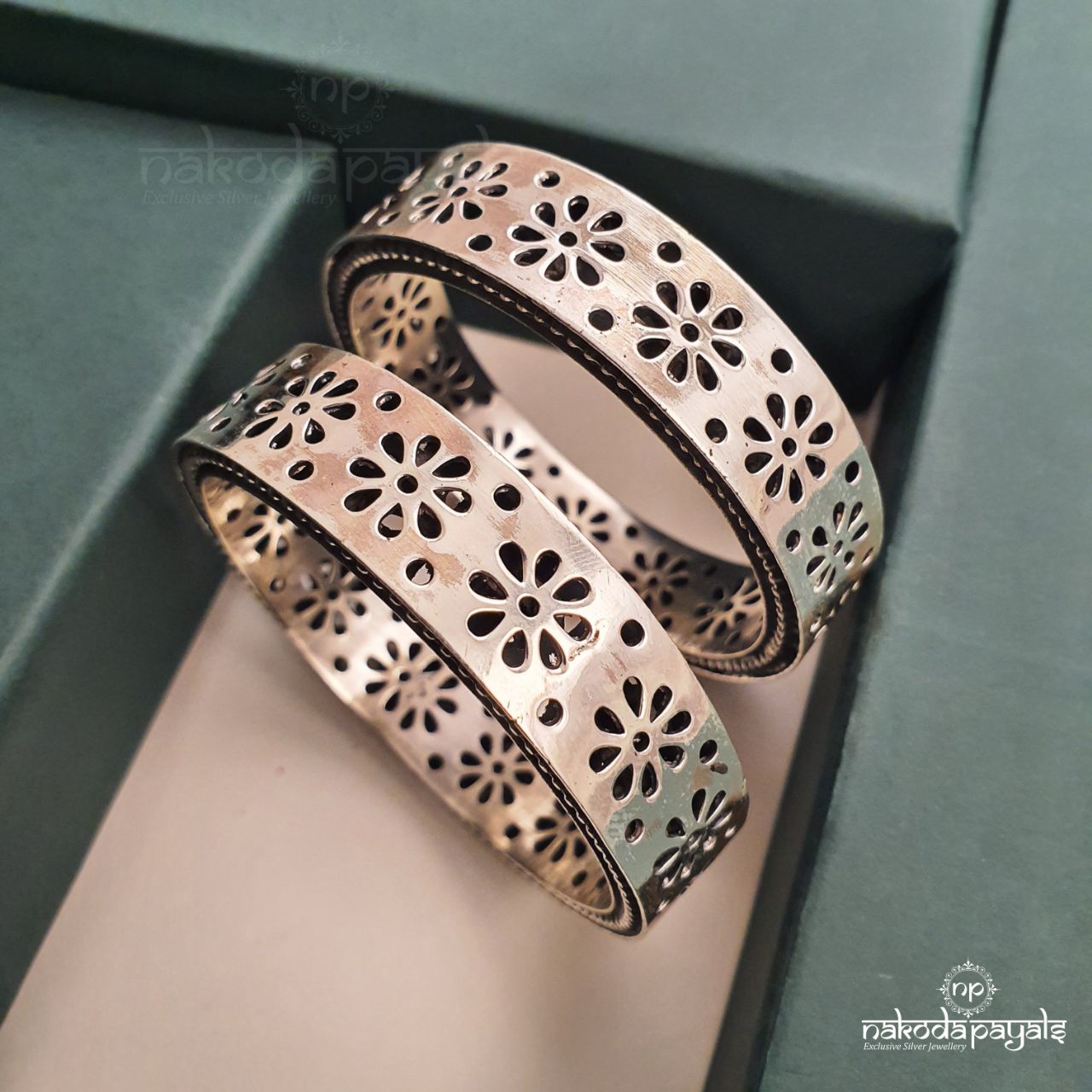 Flower Oxidised Bangle Pair