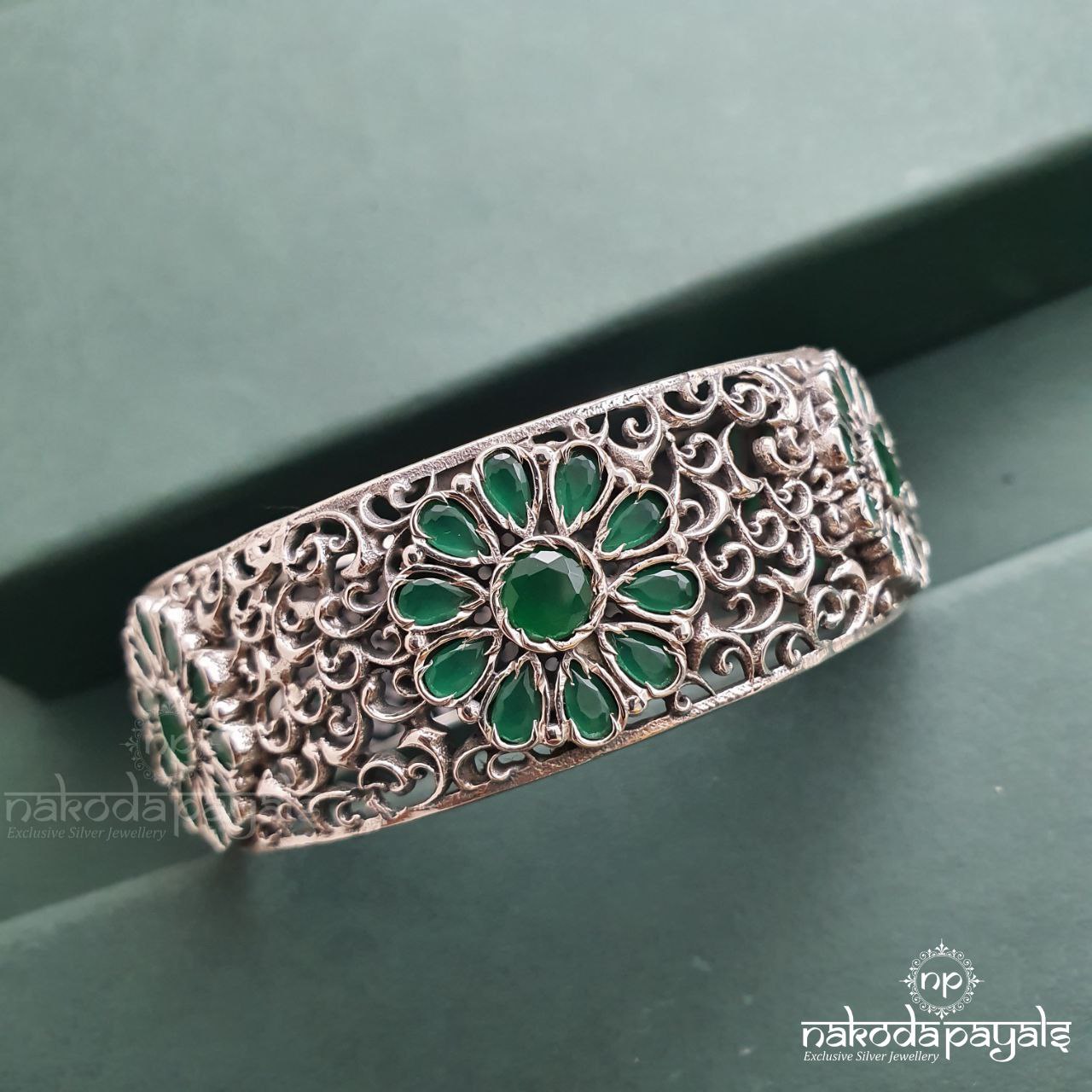Elegant Floral Emerald Bangle (2.5)