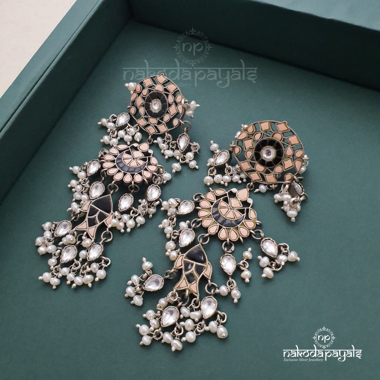 Onyx Fish Pearly Chandbali