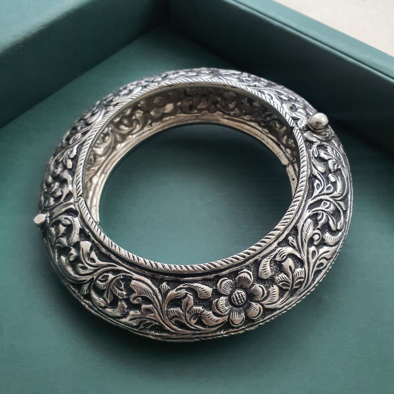 Carved Chitai Kada Single (2.6)