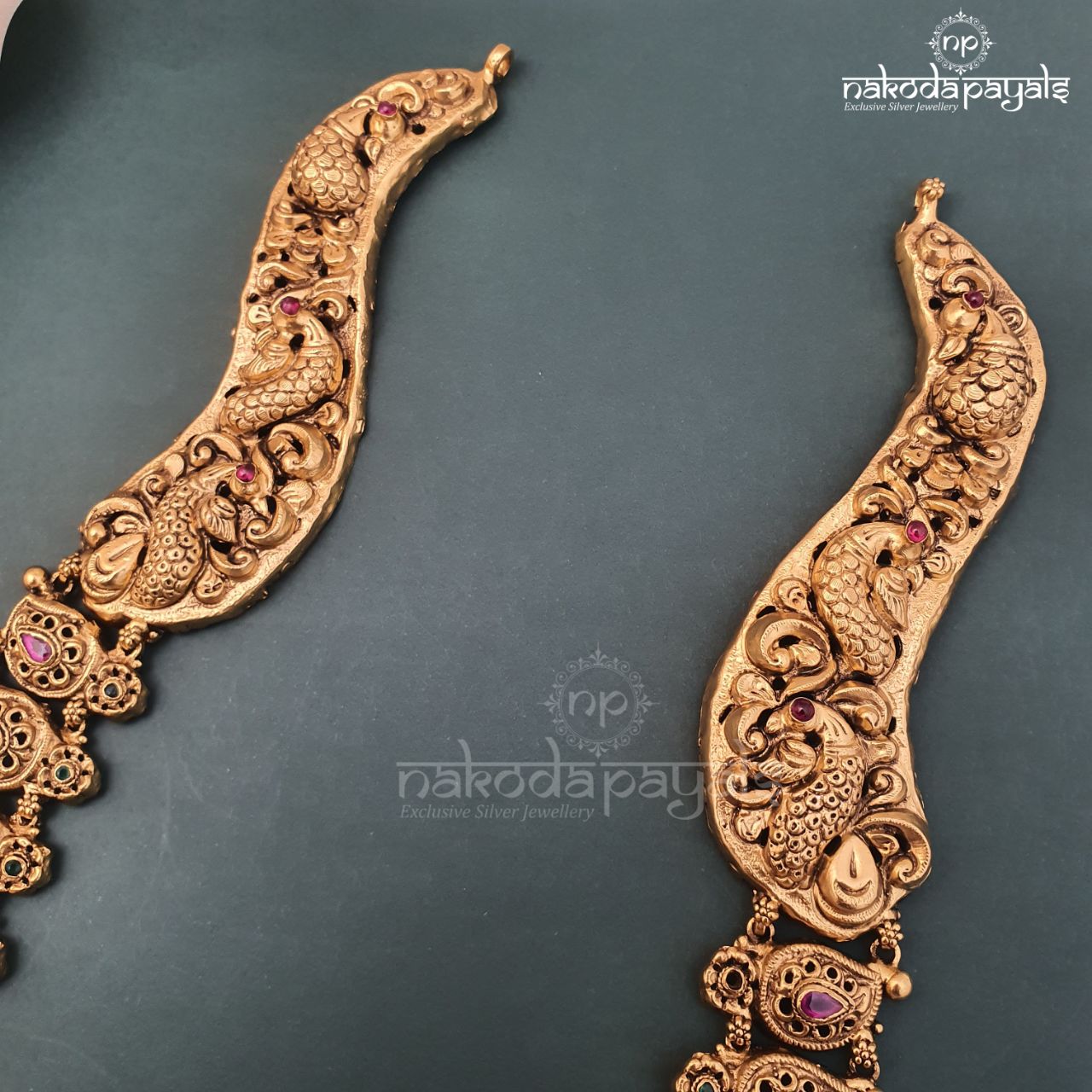 Enchanting Long Carved Neckpiece (Gn1339)