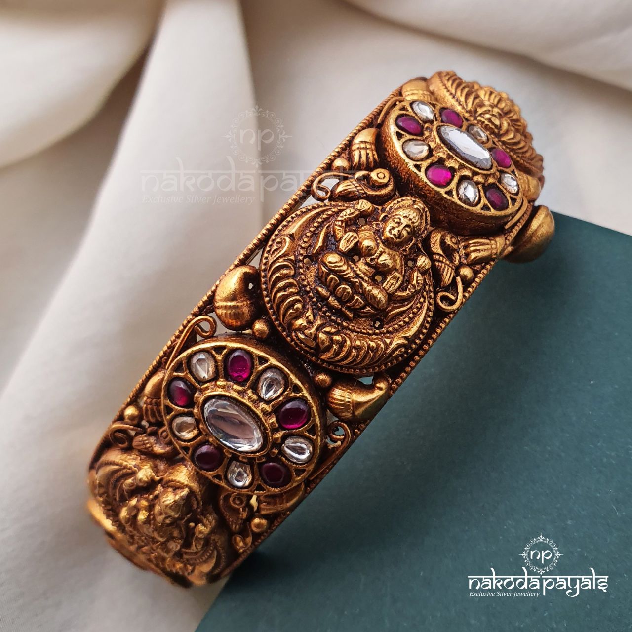 Blessing Lakshmi Kundan Screw Kada (2.6)