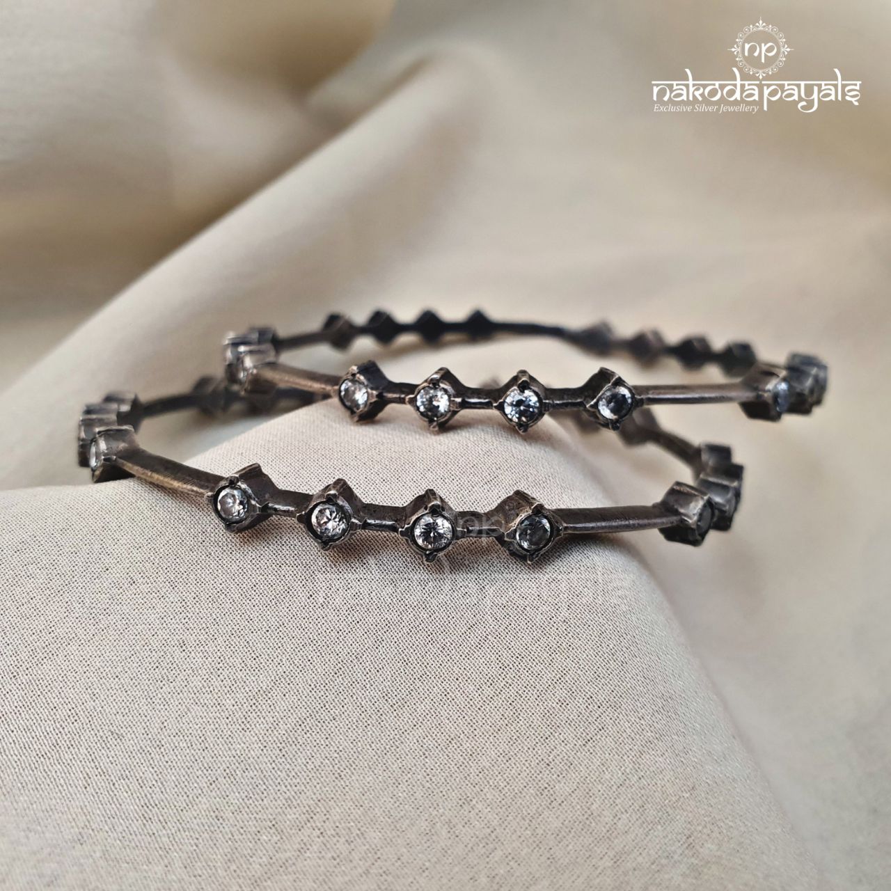 White Bangle Pair (2.4)K3154