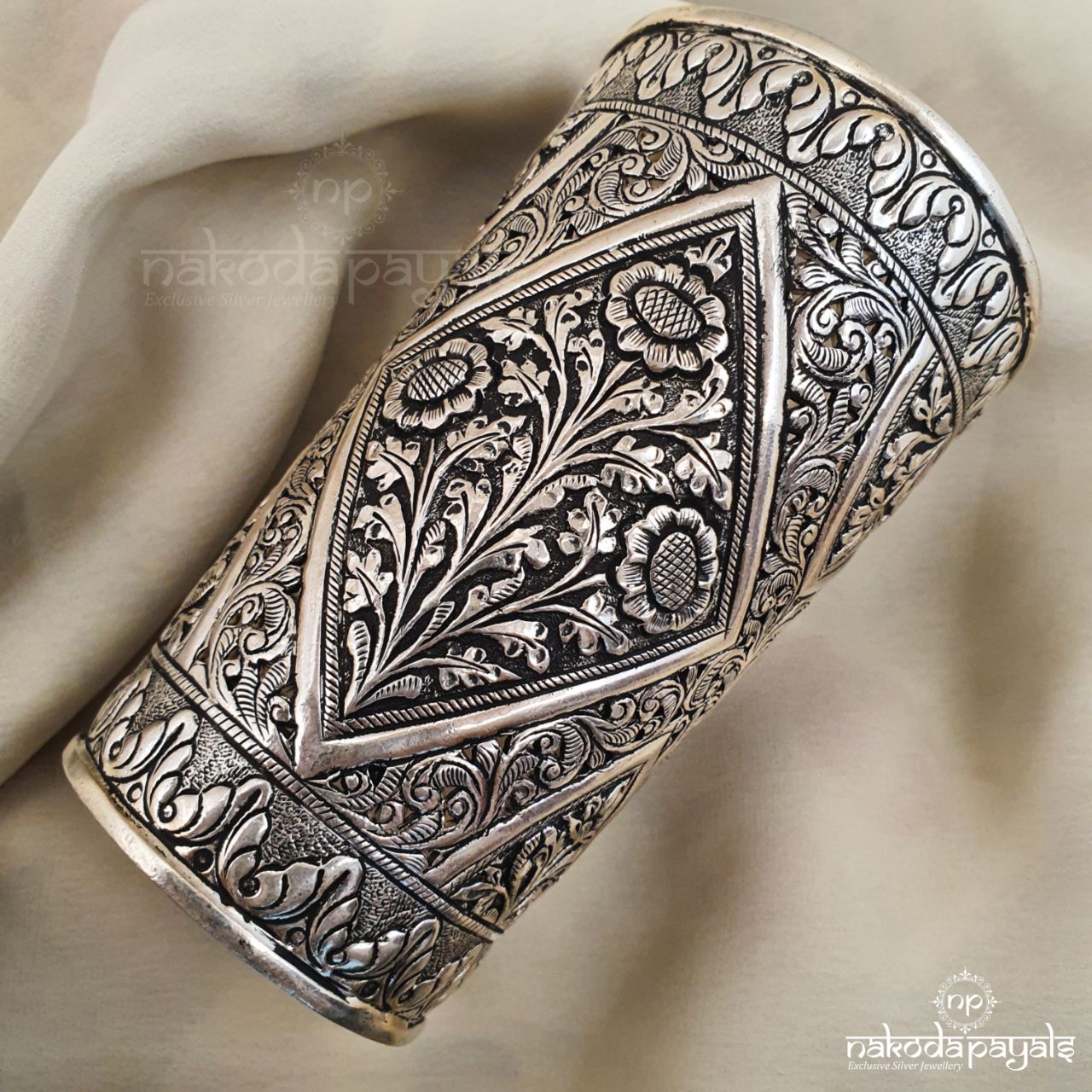 Unique Chitai Cuff Kada (K3258)