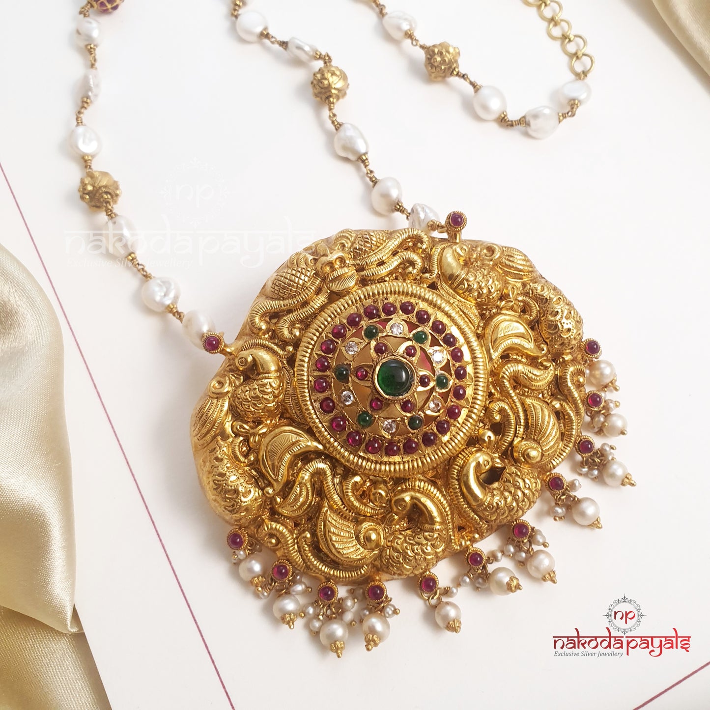 Detailed Pearly Nakas Neckpiece (Gn3096)