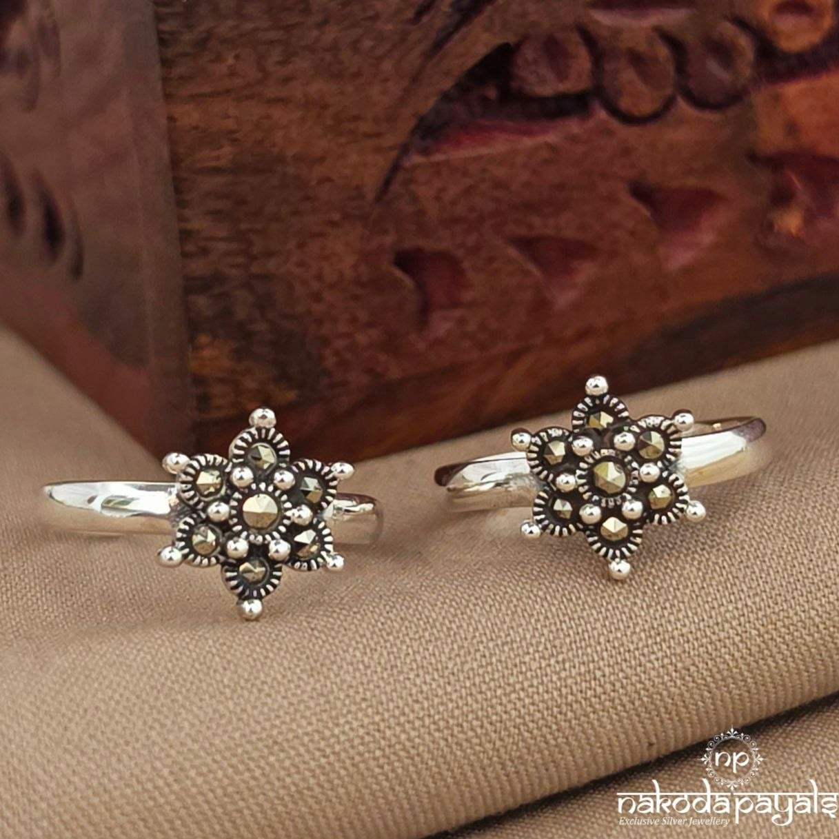 Pretty Floral Marcasite Toerings (T4931)