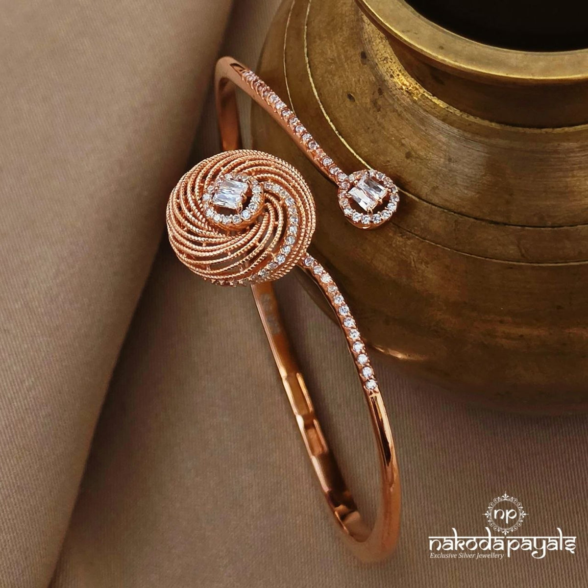 Circular White Floral Kada (St4220)