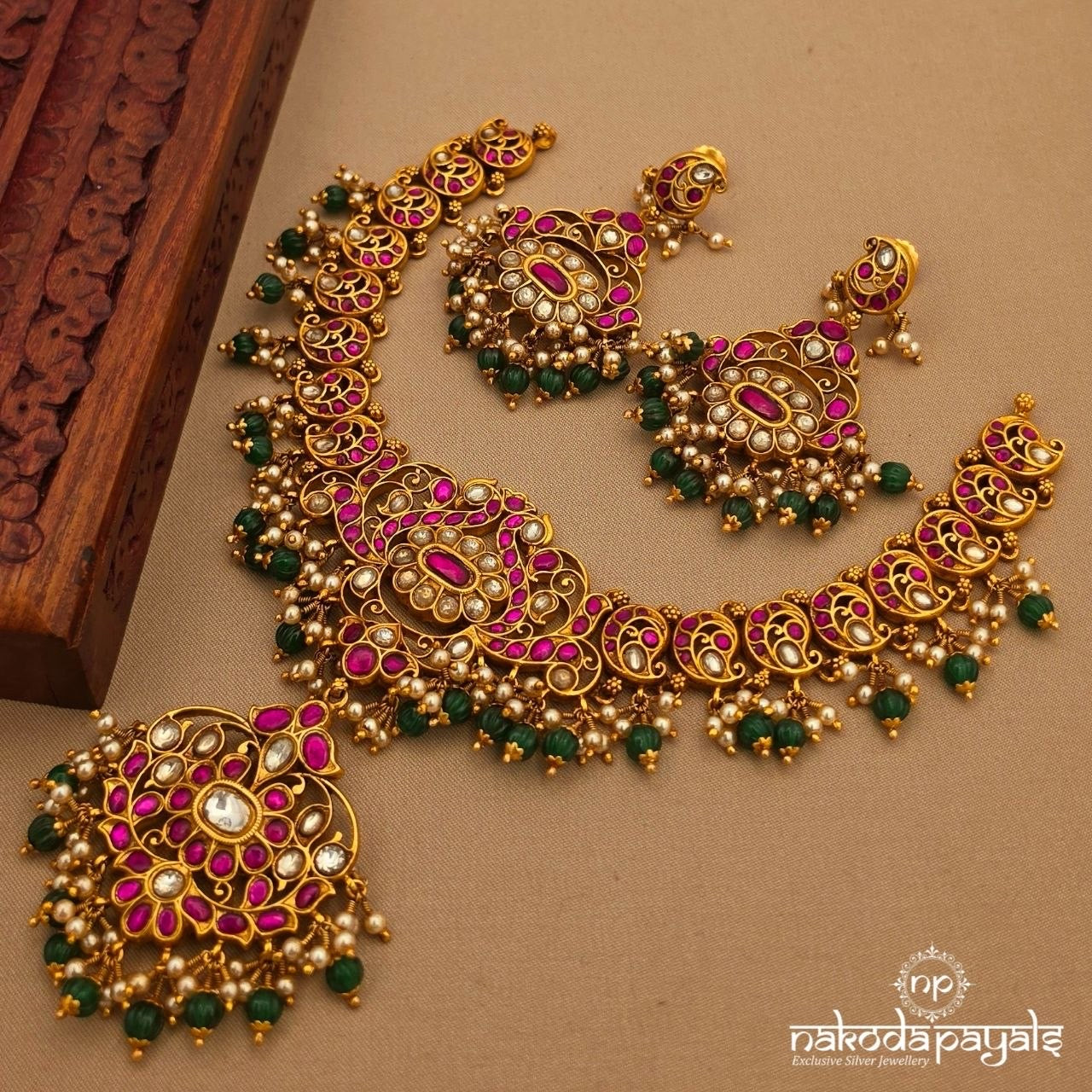 Graceful Green Drops Kundan Neckpiece With Earrings (Gn10403)