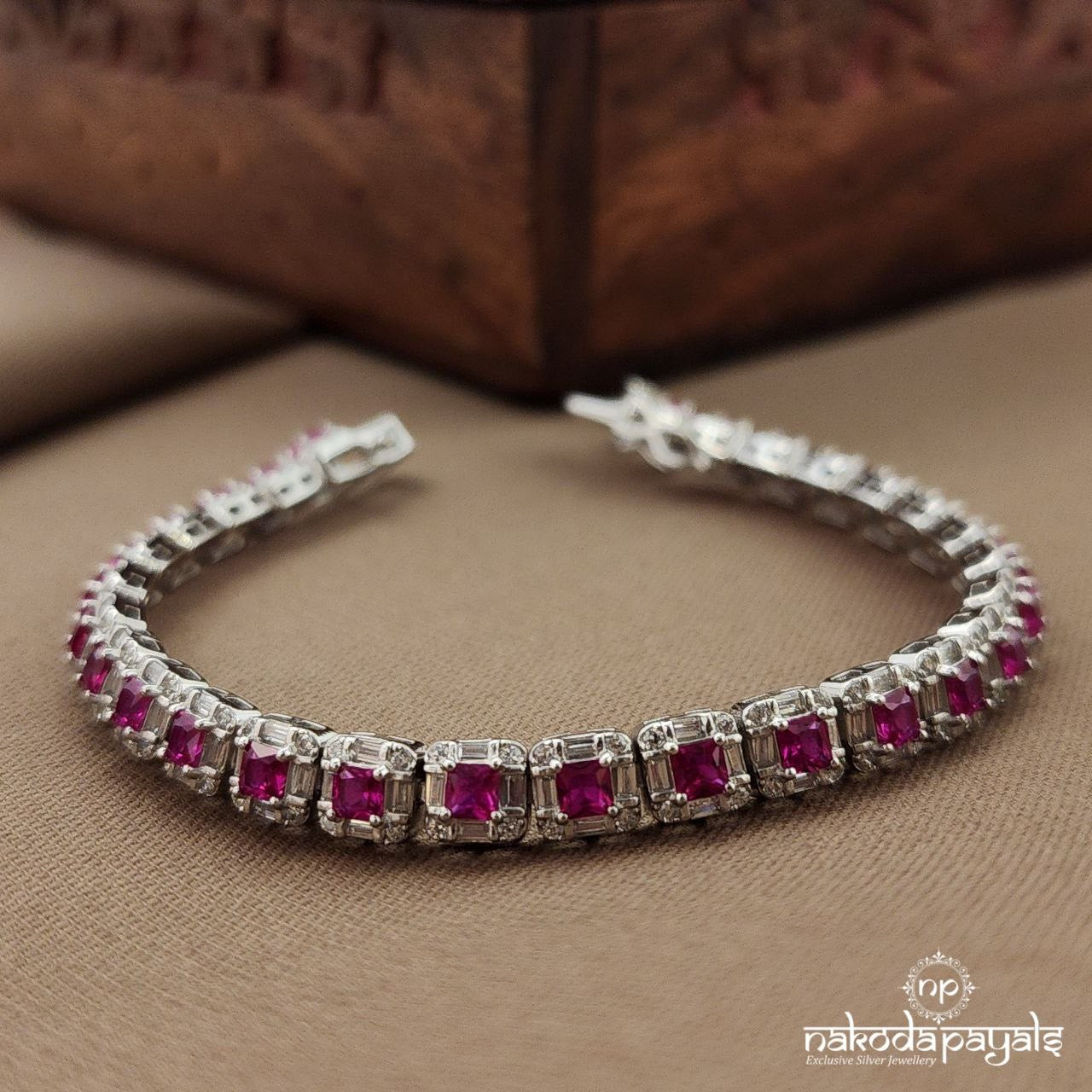 Elegant Pink Bracelet (St3755)