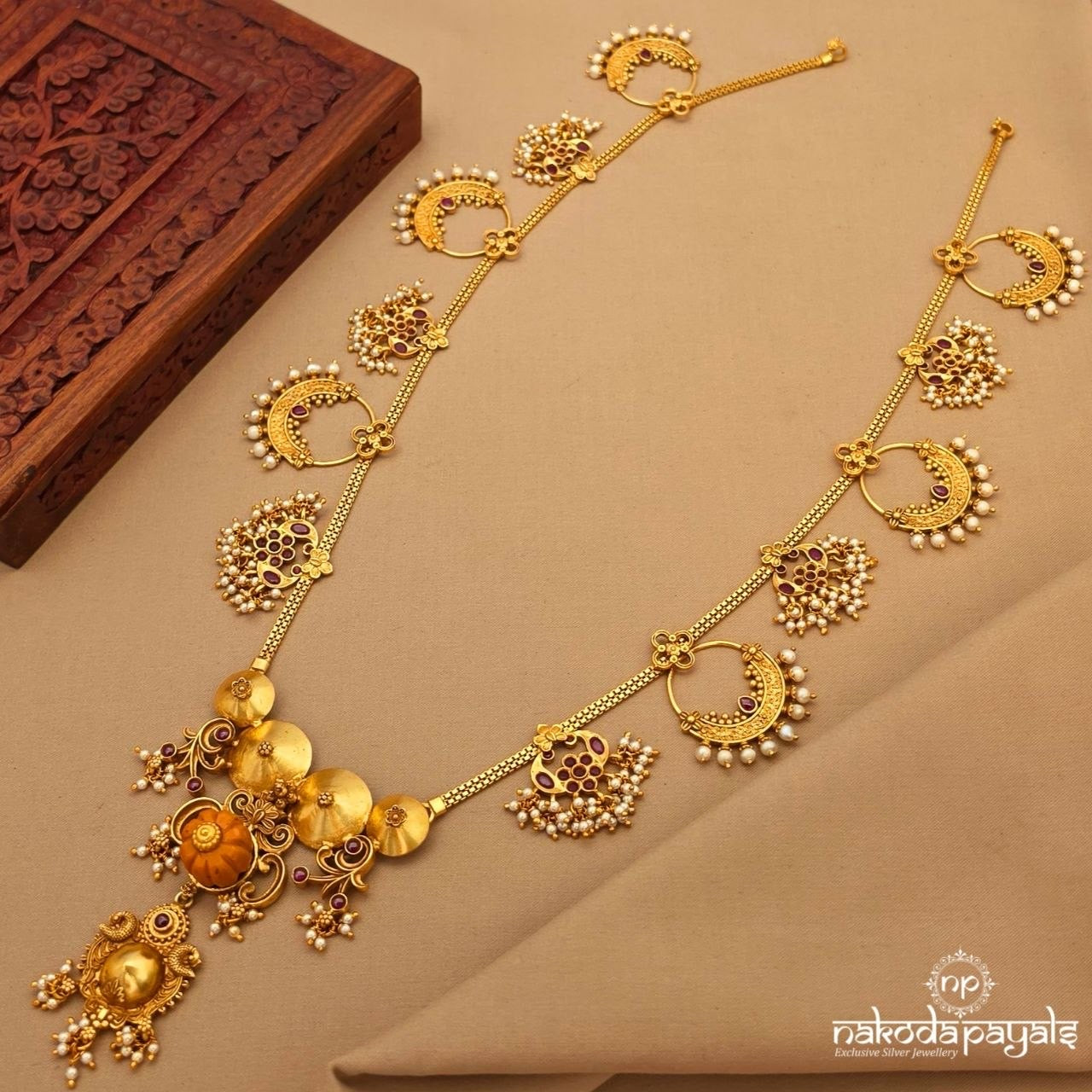 Coral Half Moon Neckpiece (Gn10474)
