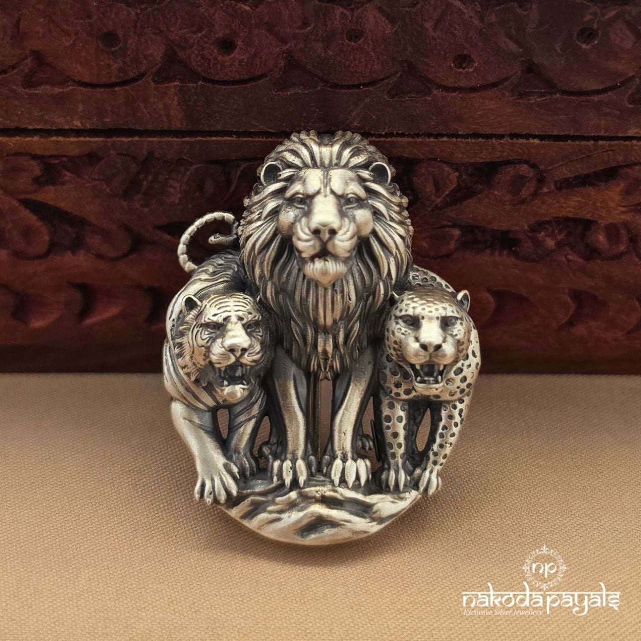 Eye-Catching Lion Brooch (St2149)