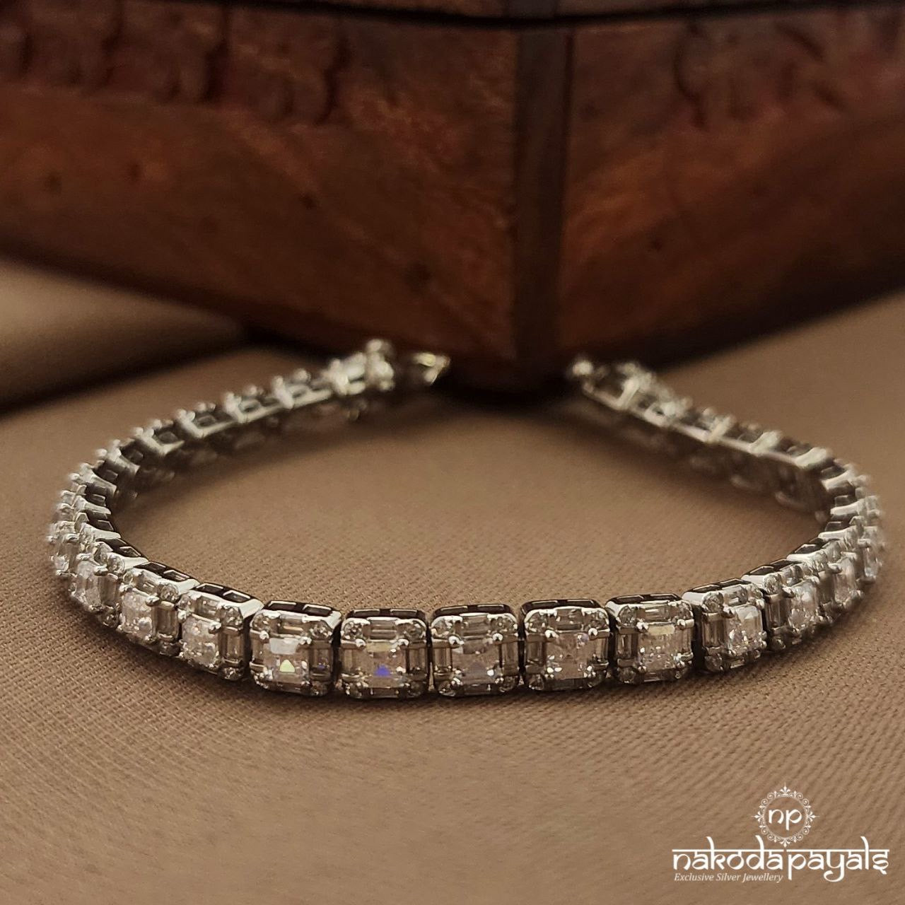 White Square Sparkling Bracelet (St3757)