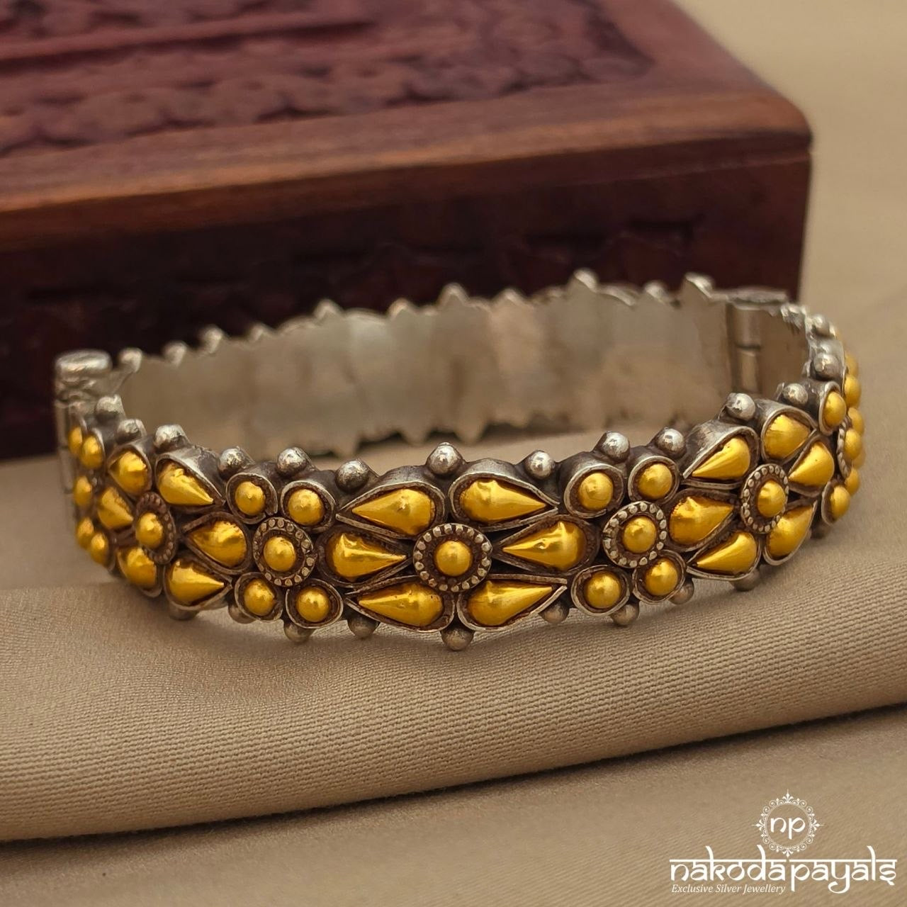 Endearing Screw Kada (K6325)