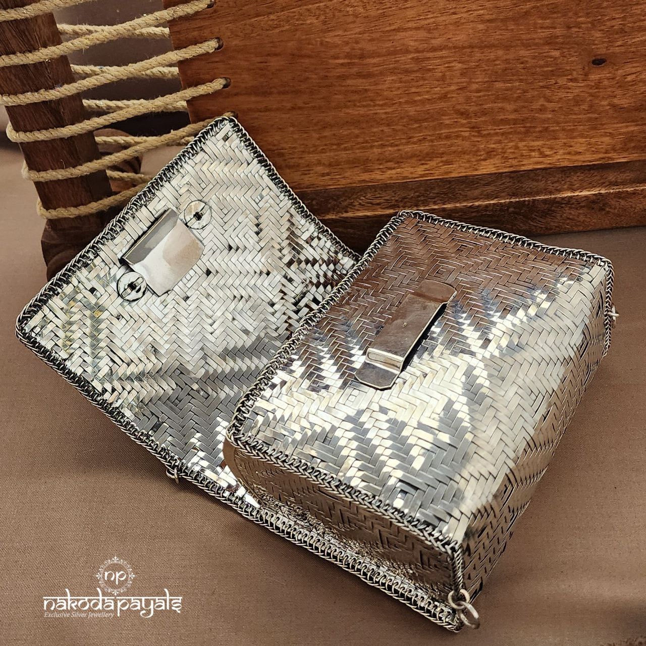 Floral Motif Clutch (Esa311)