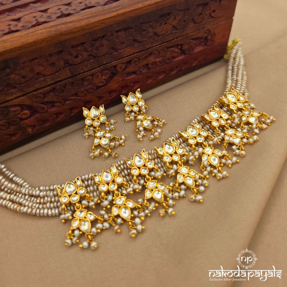 Lotus Kundan Choker With Earrings (Gn10946)