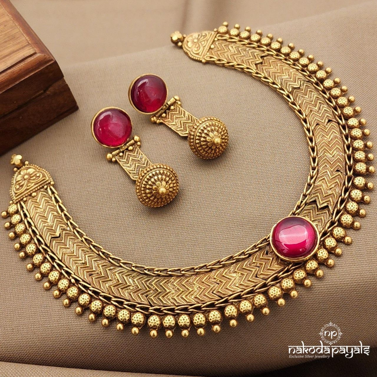 Classic Ruby Aura Neckpiece With Earrings (Gn9227)
