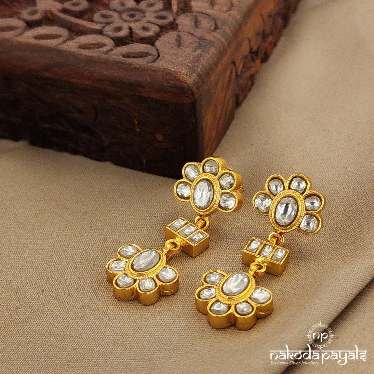 White Twin Flower Kundan Earrings (Ge7706)