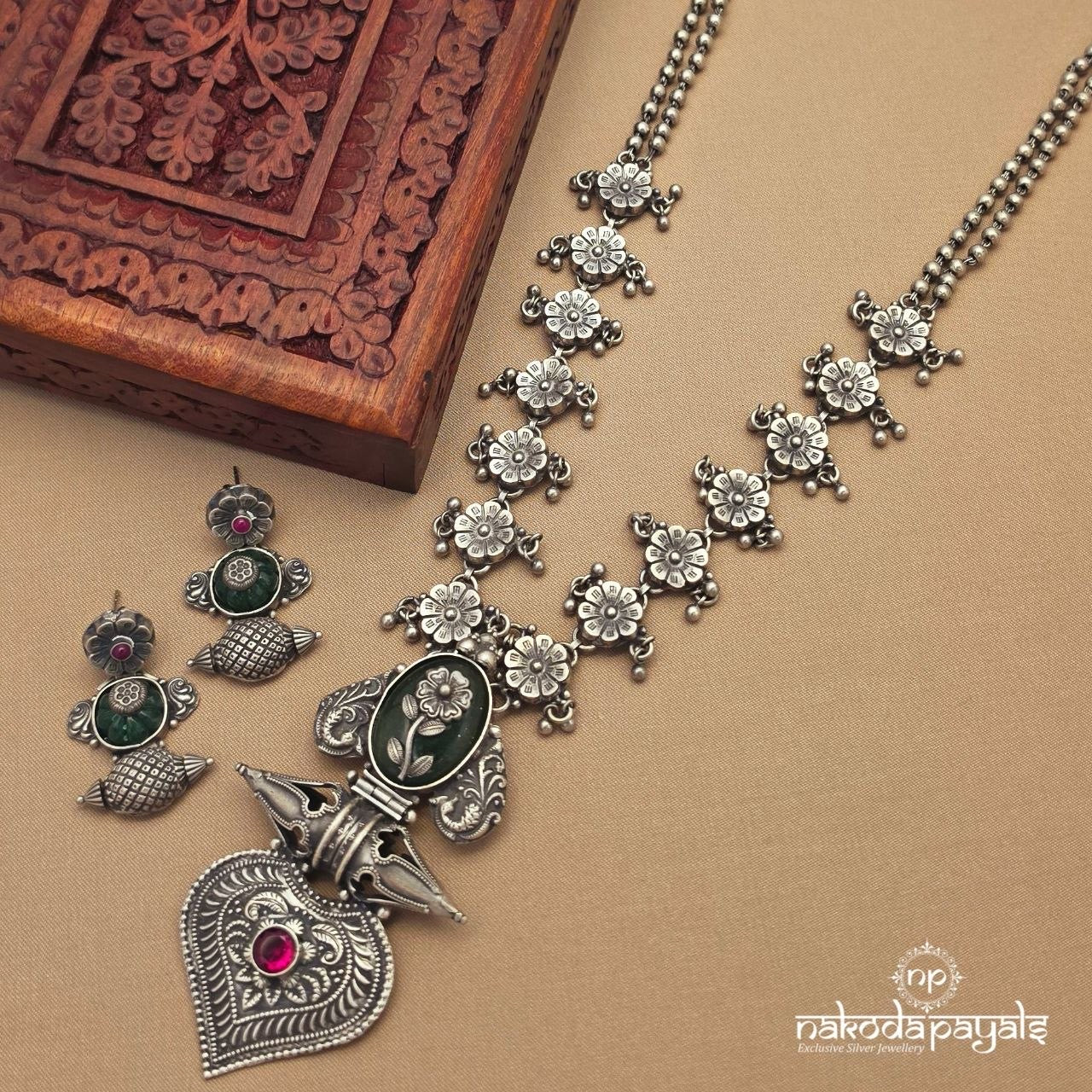 Floral Jade Neckpiece With Earrings (N11749)