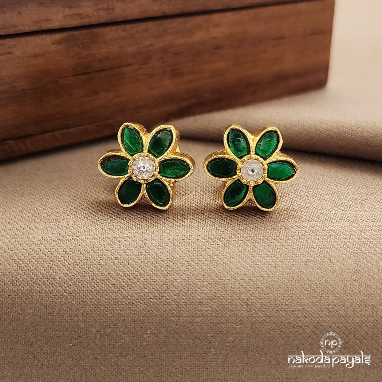 Cute Little Green Flower Kundan Studs (Ge9725)