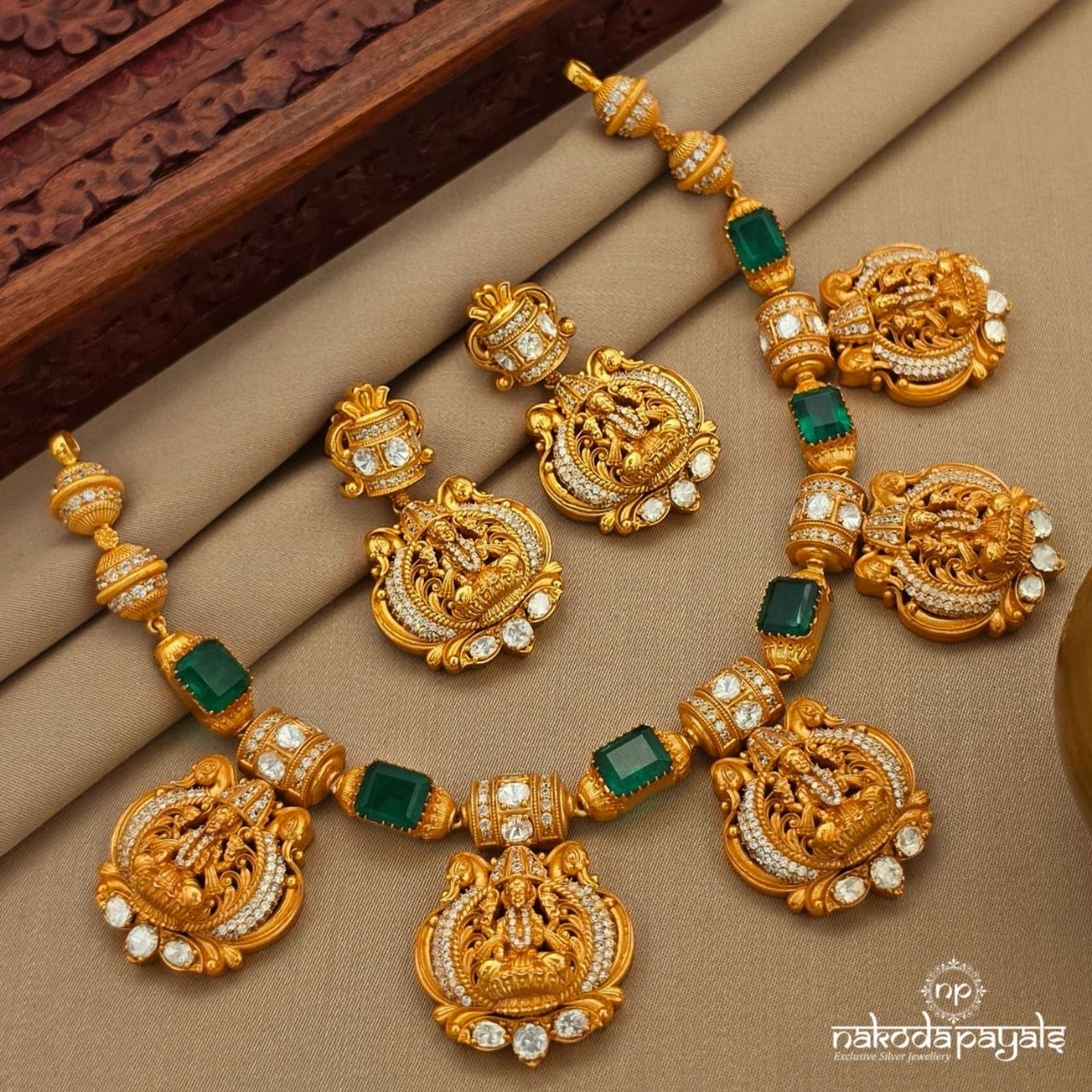 Divine Emerald Moissanite Neckpiece With Earrings (Gn10413)