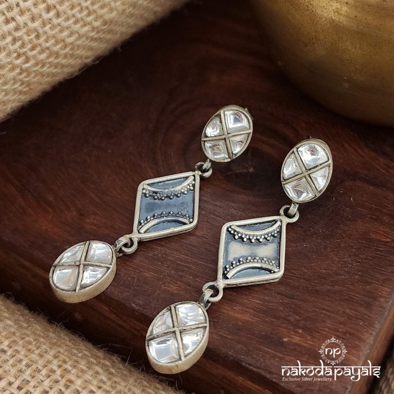 Pretty White Drop Kundan Earrings (C3580)