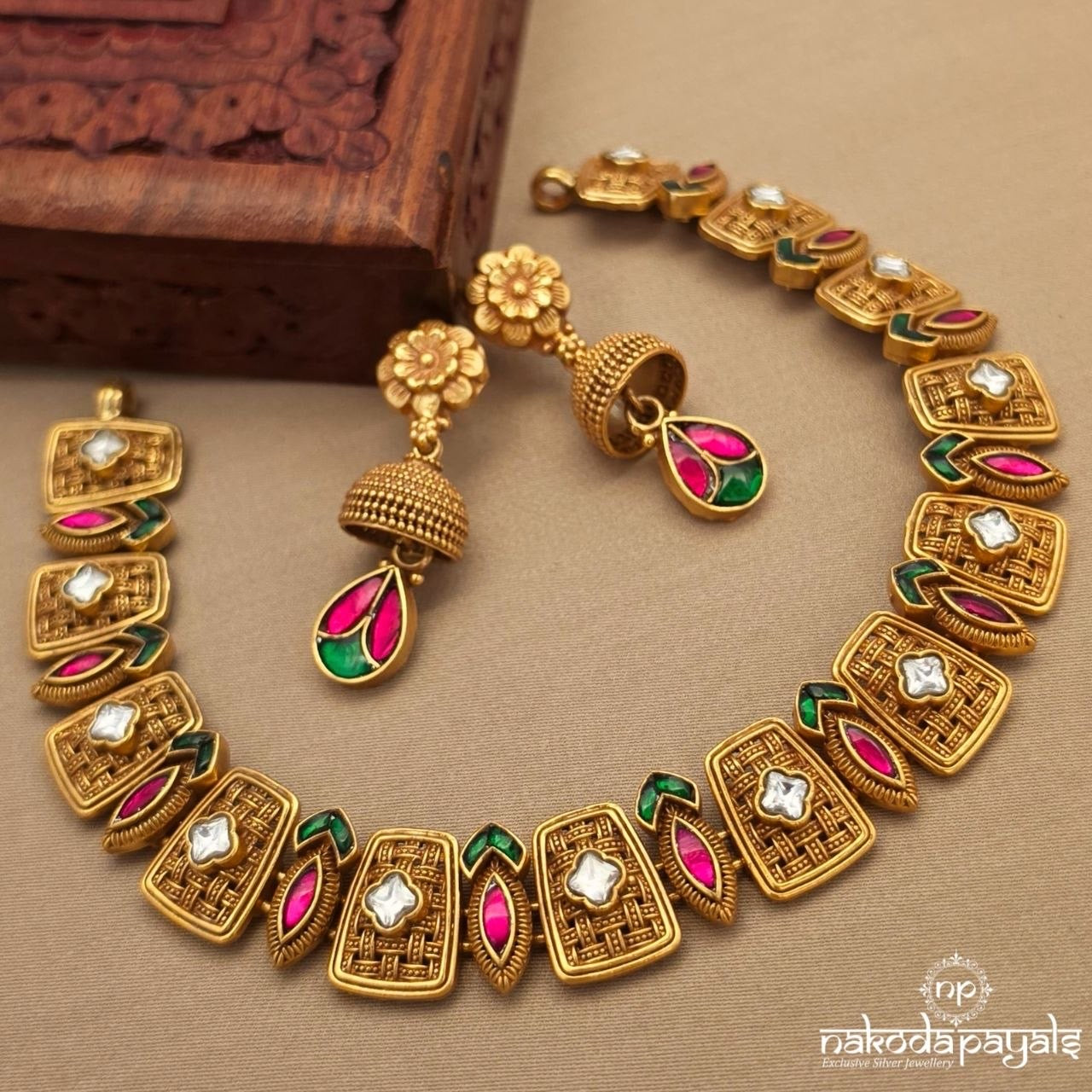 Elegant Leafy Neckpiece With Earrings (Gn10324)