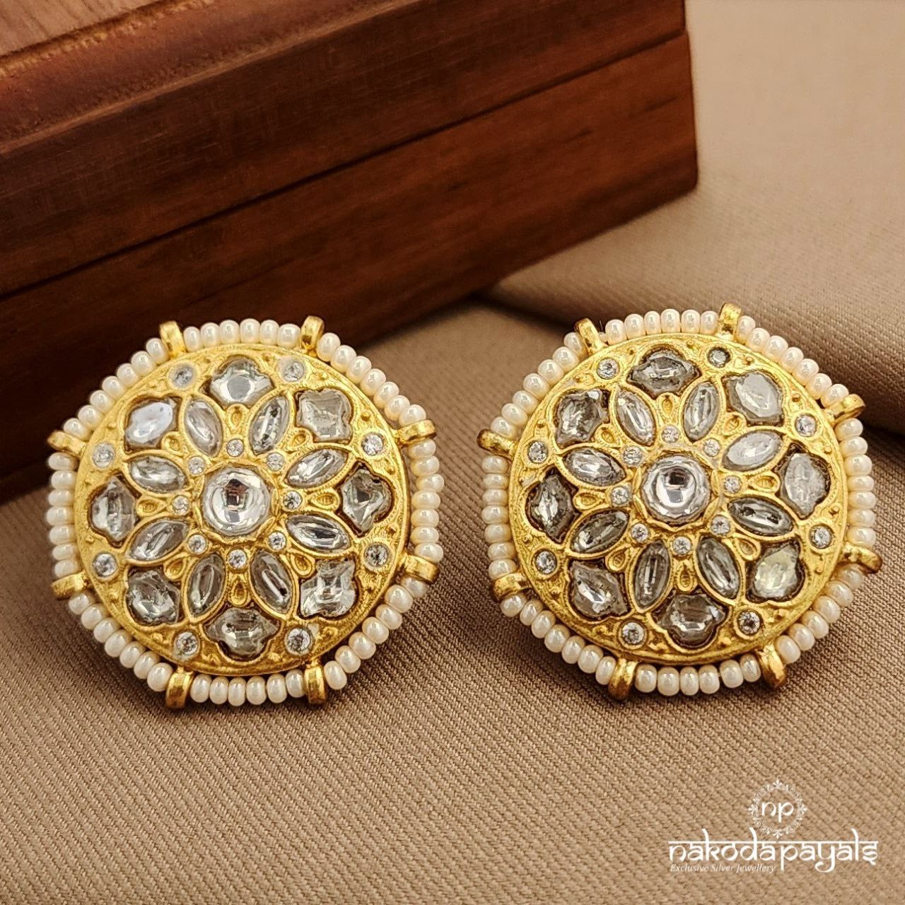 White Floral Kundan Studs (Ge9716)