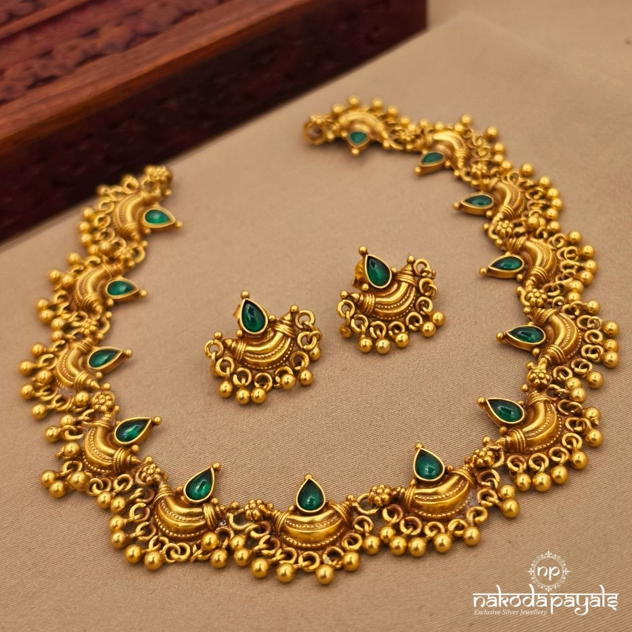 Green Half Moon Neckpiece With Earrings (Gn10310)
