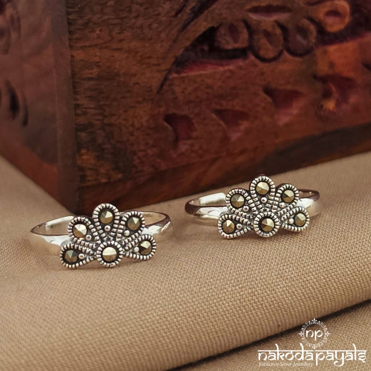 Pretty Floral Marcasite Toerings (T4928)
