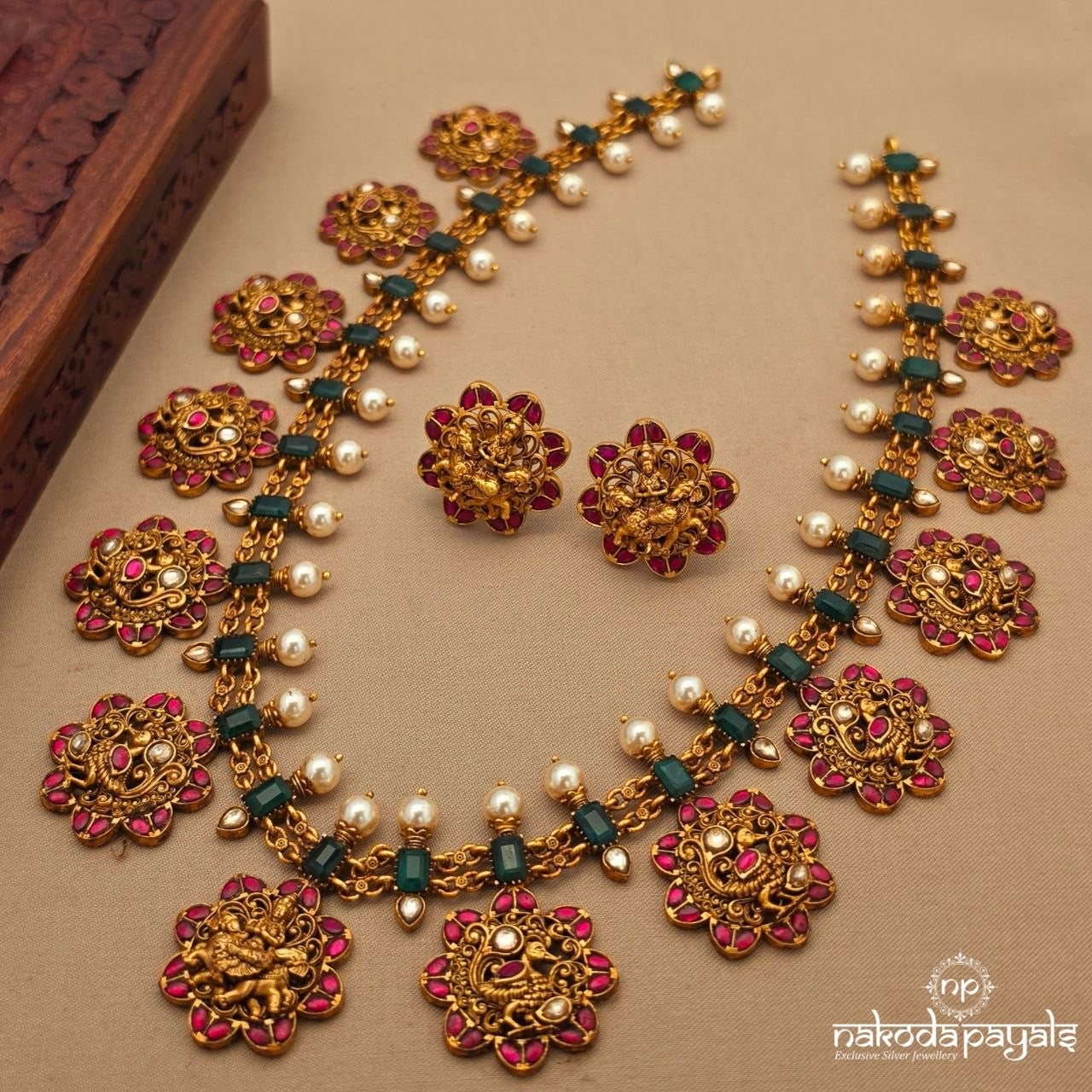 Goddess Lakshmi Kundan Neckpiece With Earrings (Gn10432)
