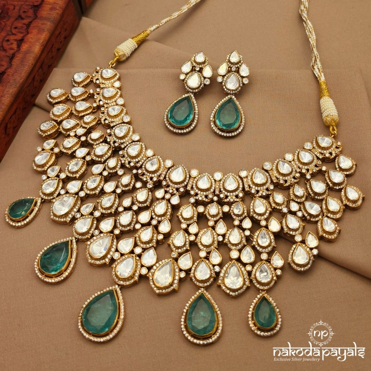 Stunning Emerald Moissanite Neckpiece With Earrings (Gn10228)