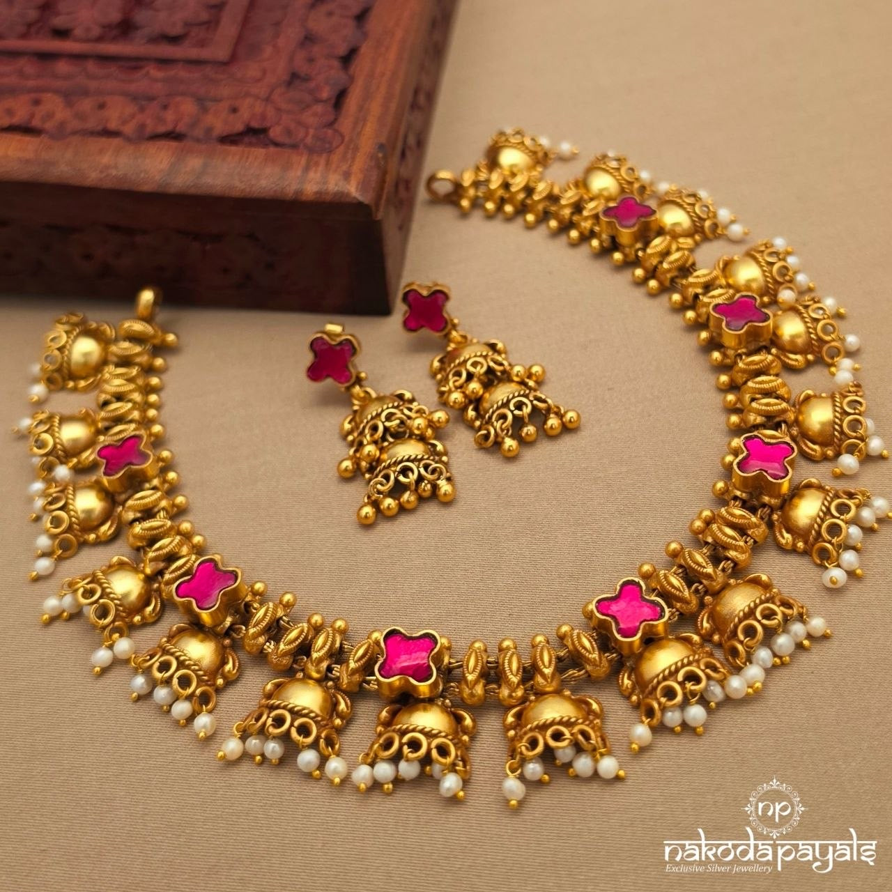 Pearly pink Jhumka Neckpiece With Earrings (Gn10318)