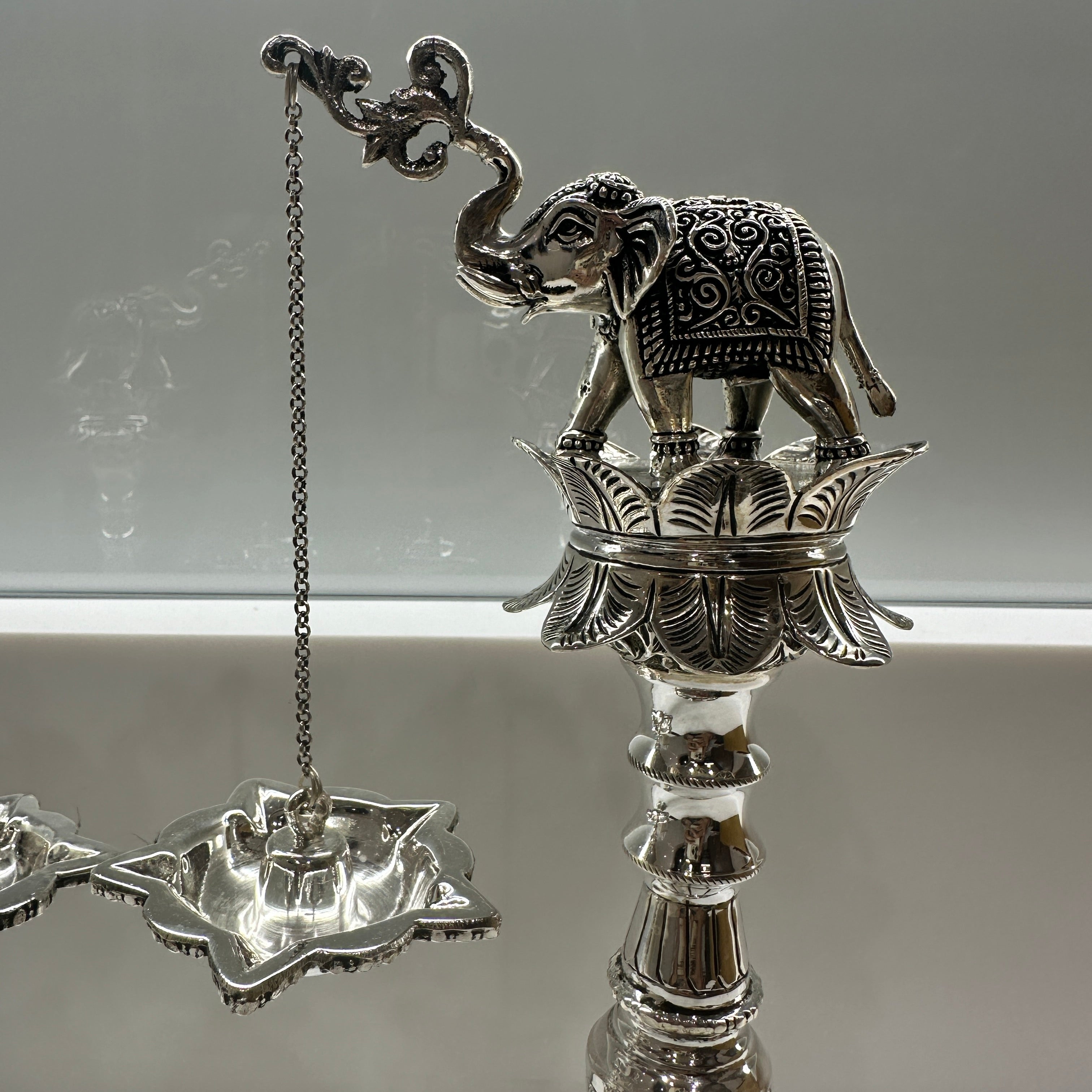 Beautifully crafted elephant lamp (Aa0608)