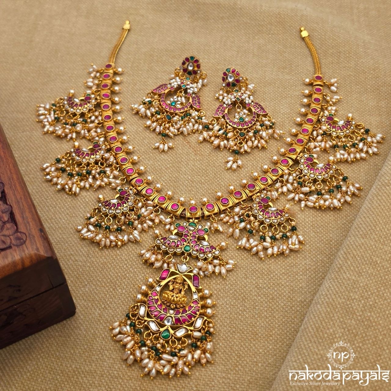 Divine Lakshmi Kundan Neckpiece With Earrings (Gn10512P)
