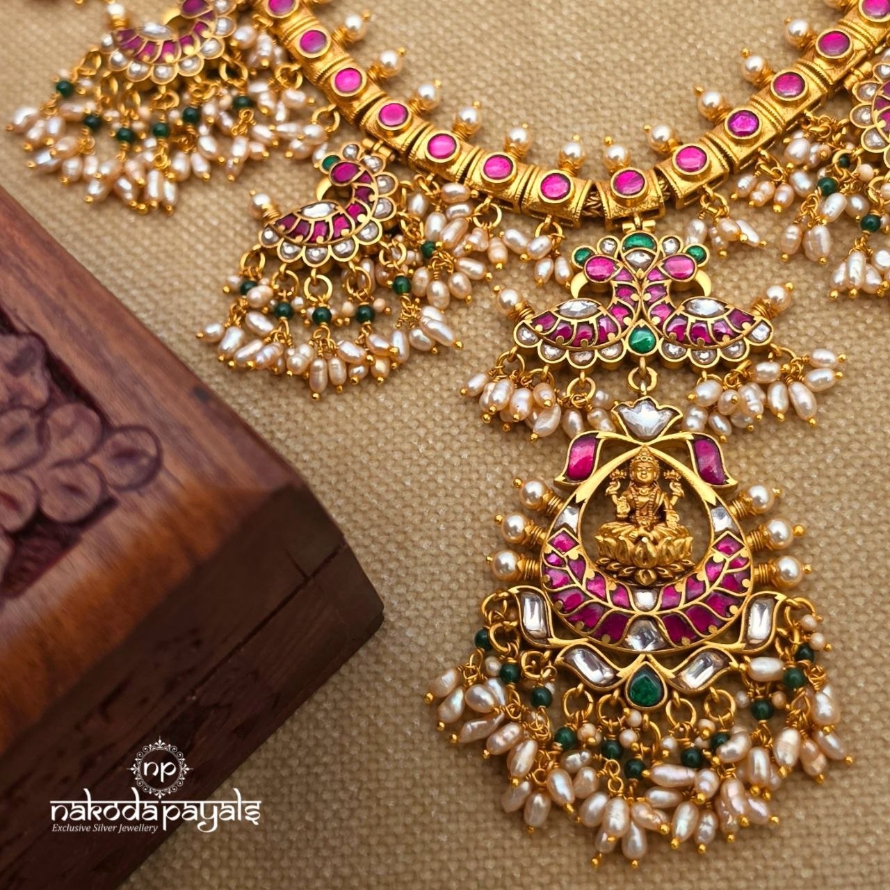 Divine Lakshmi Kundan Neckpiece With Earrings (Gn10512P)
