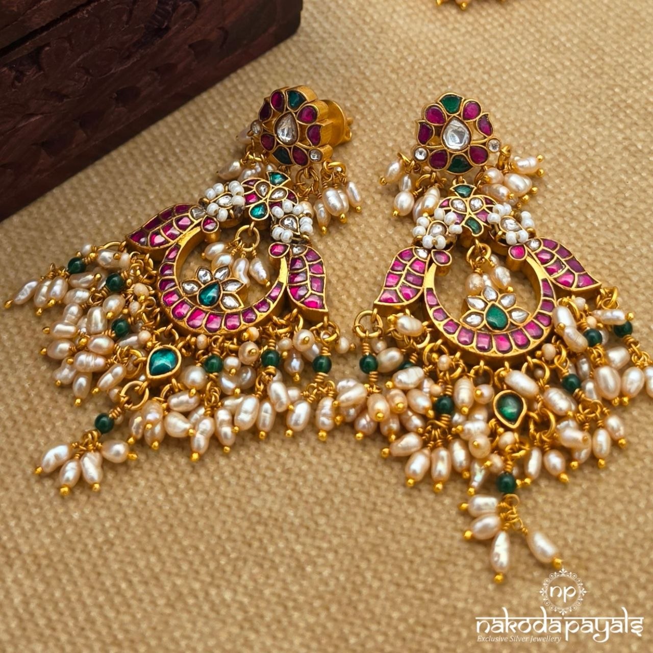 Divine Lakshmi Kundan Neckpiece With Earrings (Gn10512P)