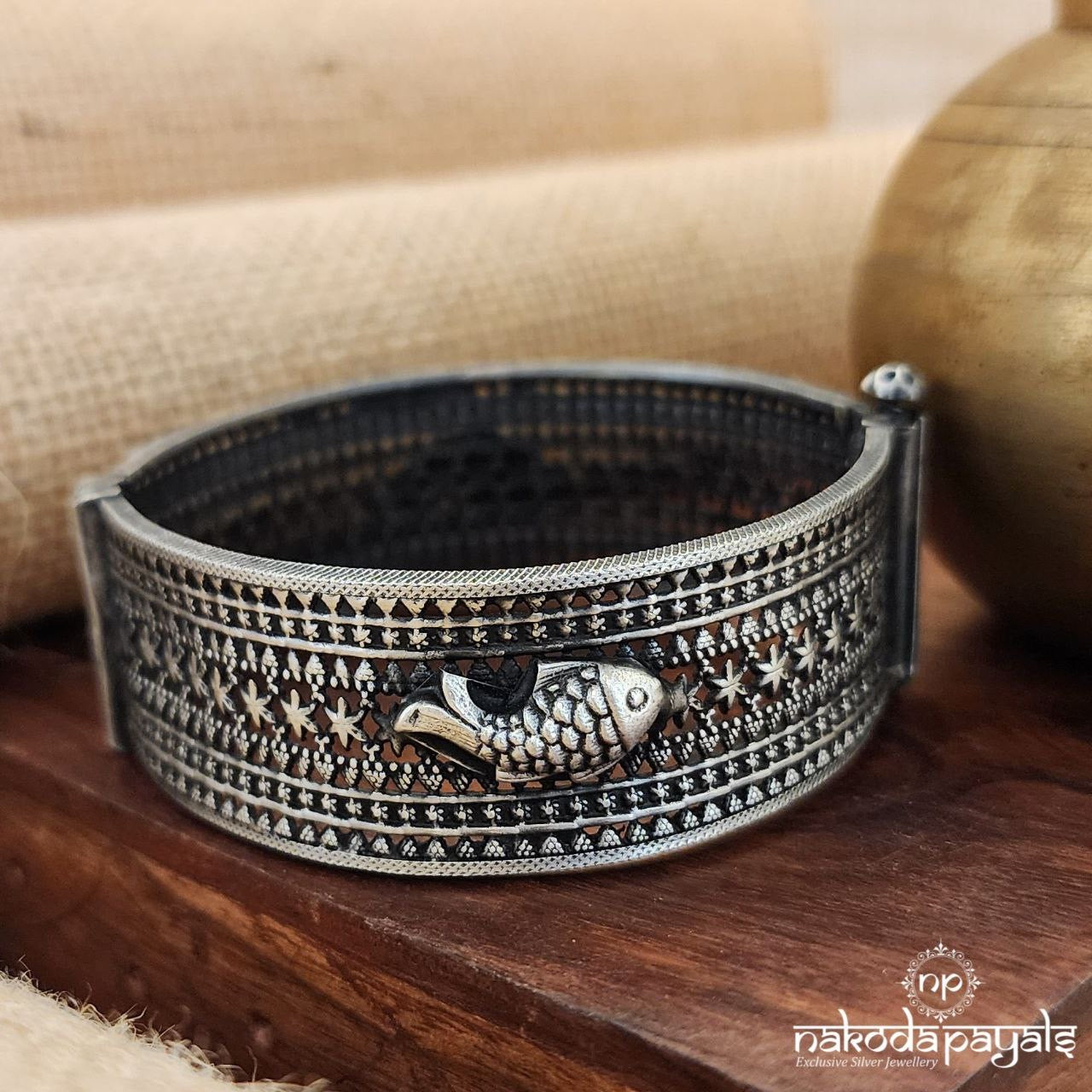 Fish Motif Screw Kada (K4976)