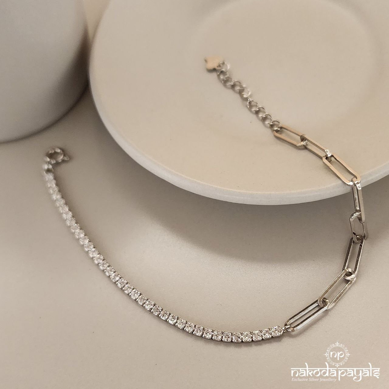 Elegant White Bracelet (Br1623)