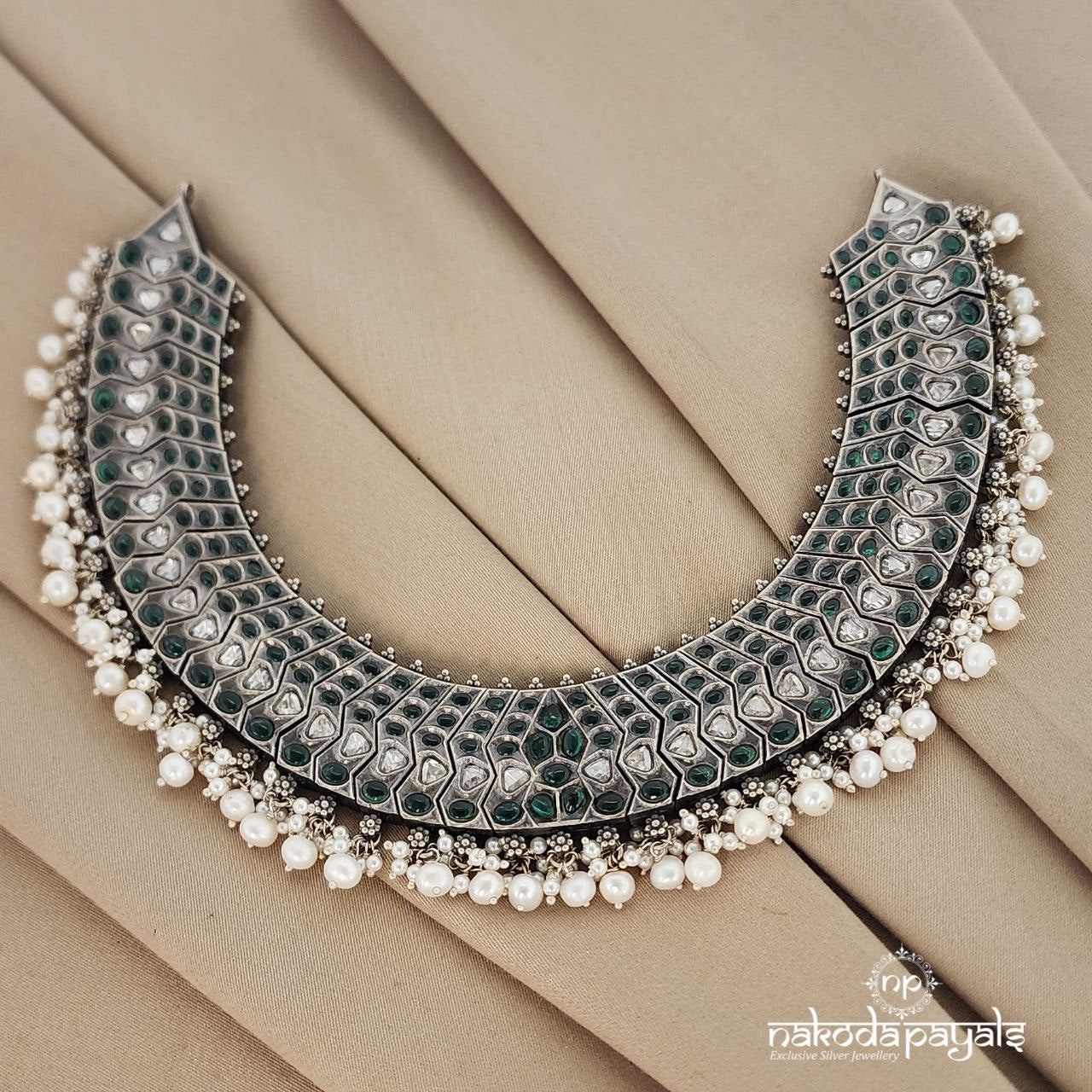 Arresting Green Neckpiece (N8643)