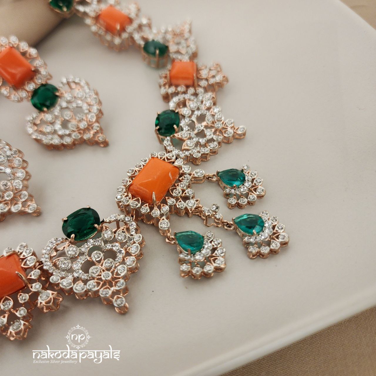 Sparkling Coral Emerald Neckpiece With Earrings(GN6515)