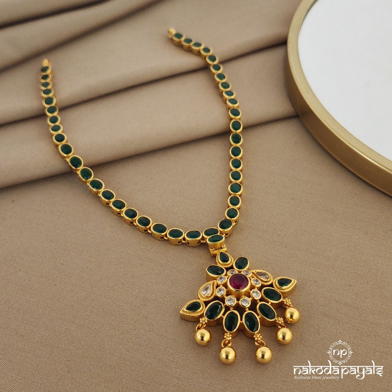 Beautiful Emerald Neckpiece (Gn942)