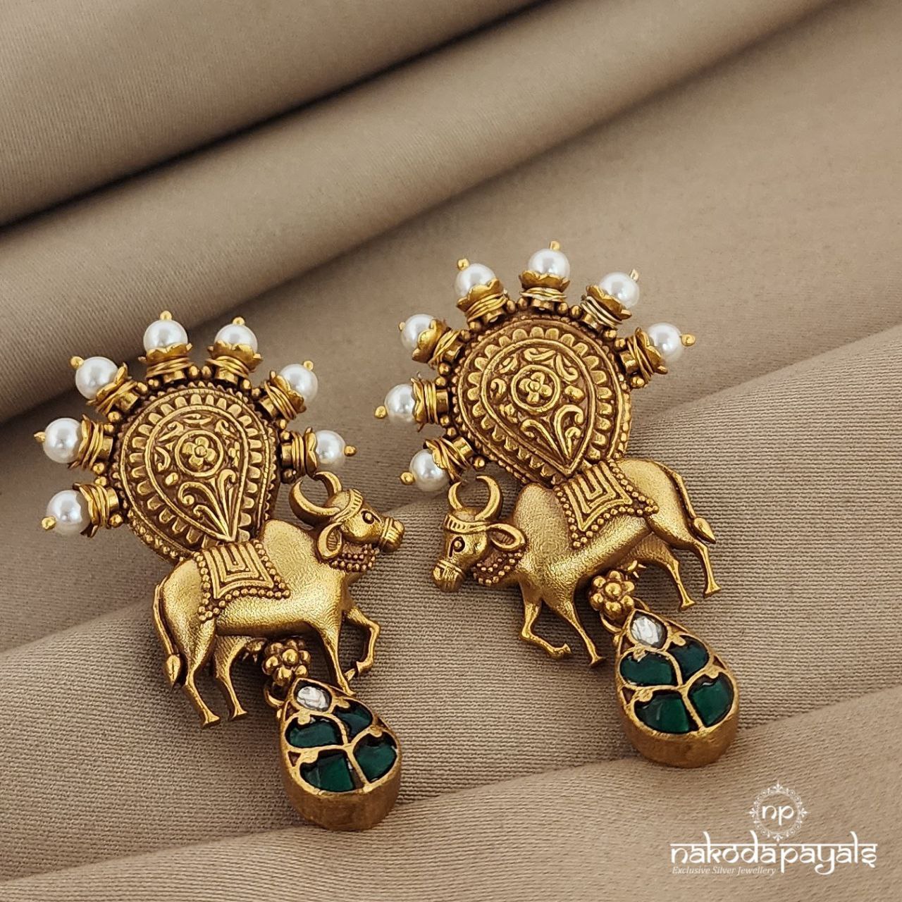 Cow with Kundan Chandbali (Ge7044)