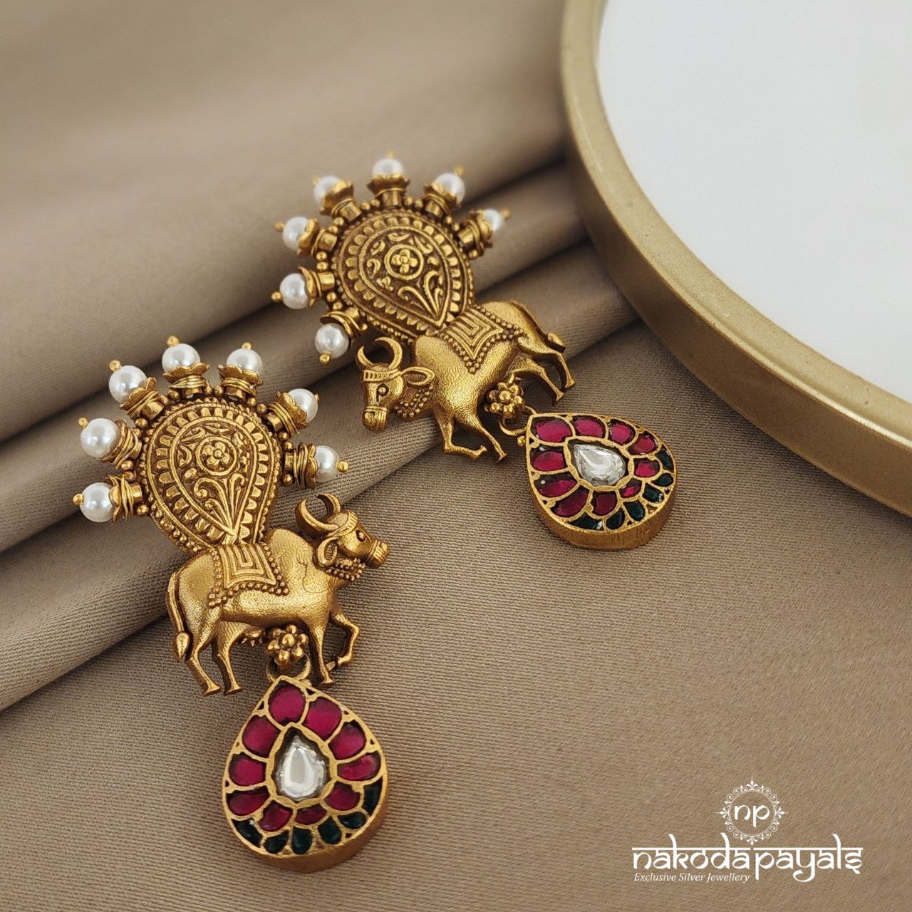 Cow with Kundan Chandbali (Ge7065)