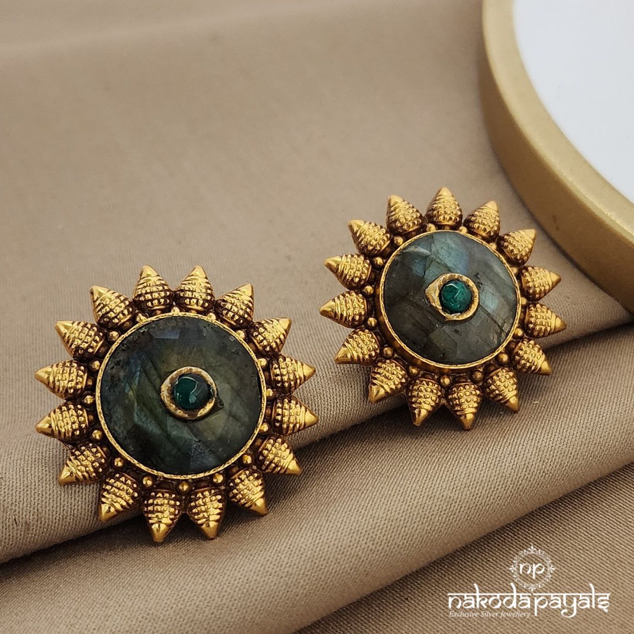 Moonstone Studs (Ge7108)