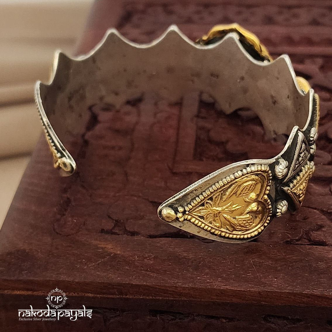 Vi King Emperor with Moissanite Dual Tone Cuff Kada (K4416)