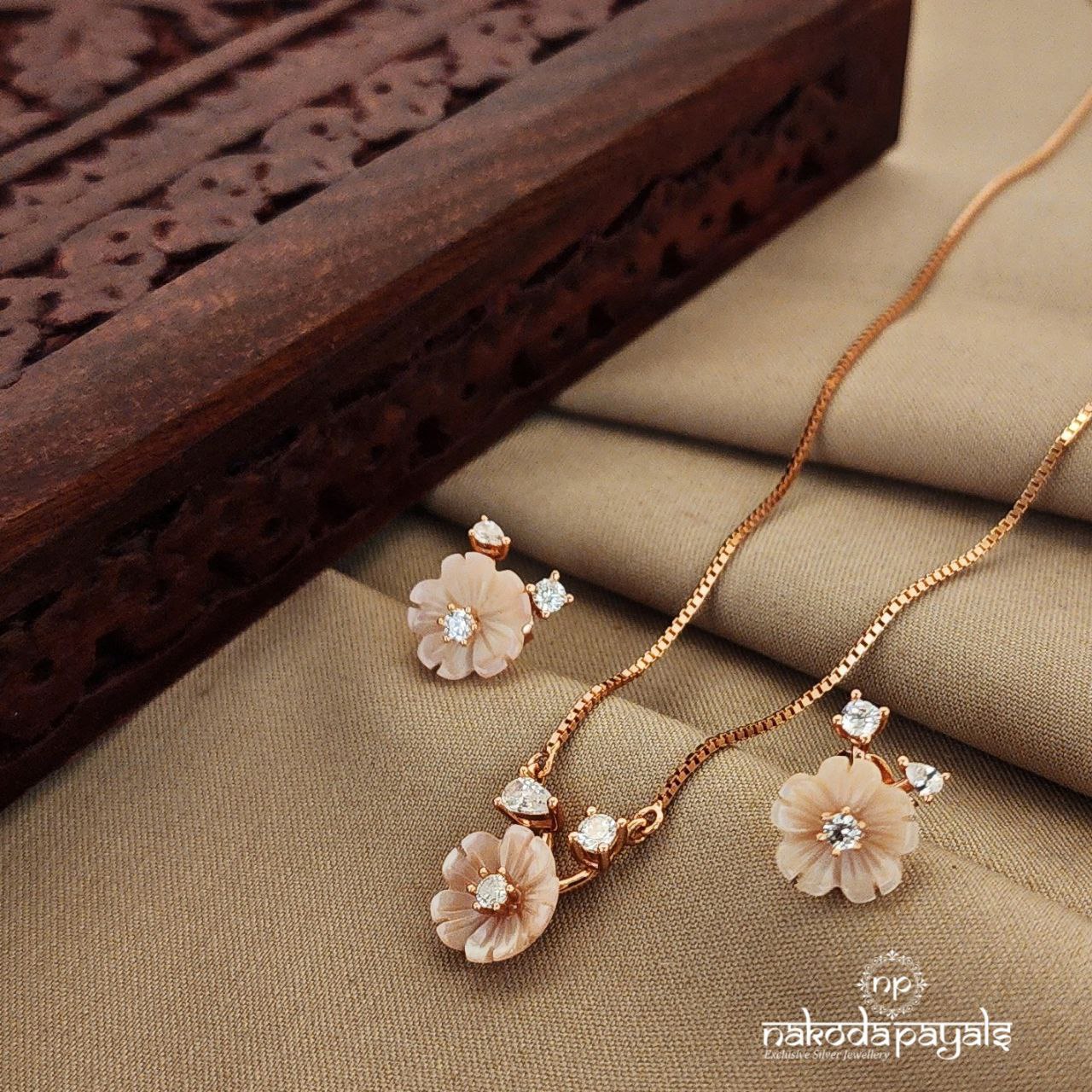 Floral MOP Neckpiece with Earrings (St2373)