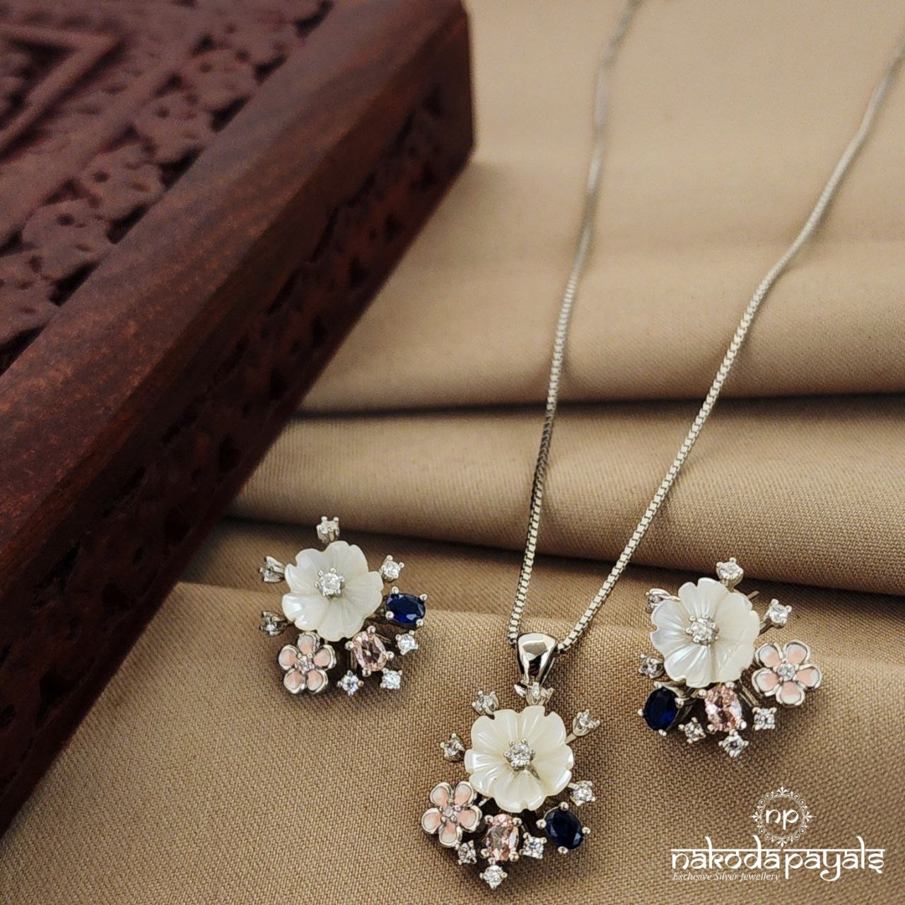 Floral Mop Neckpiece with earrings (St2364)